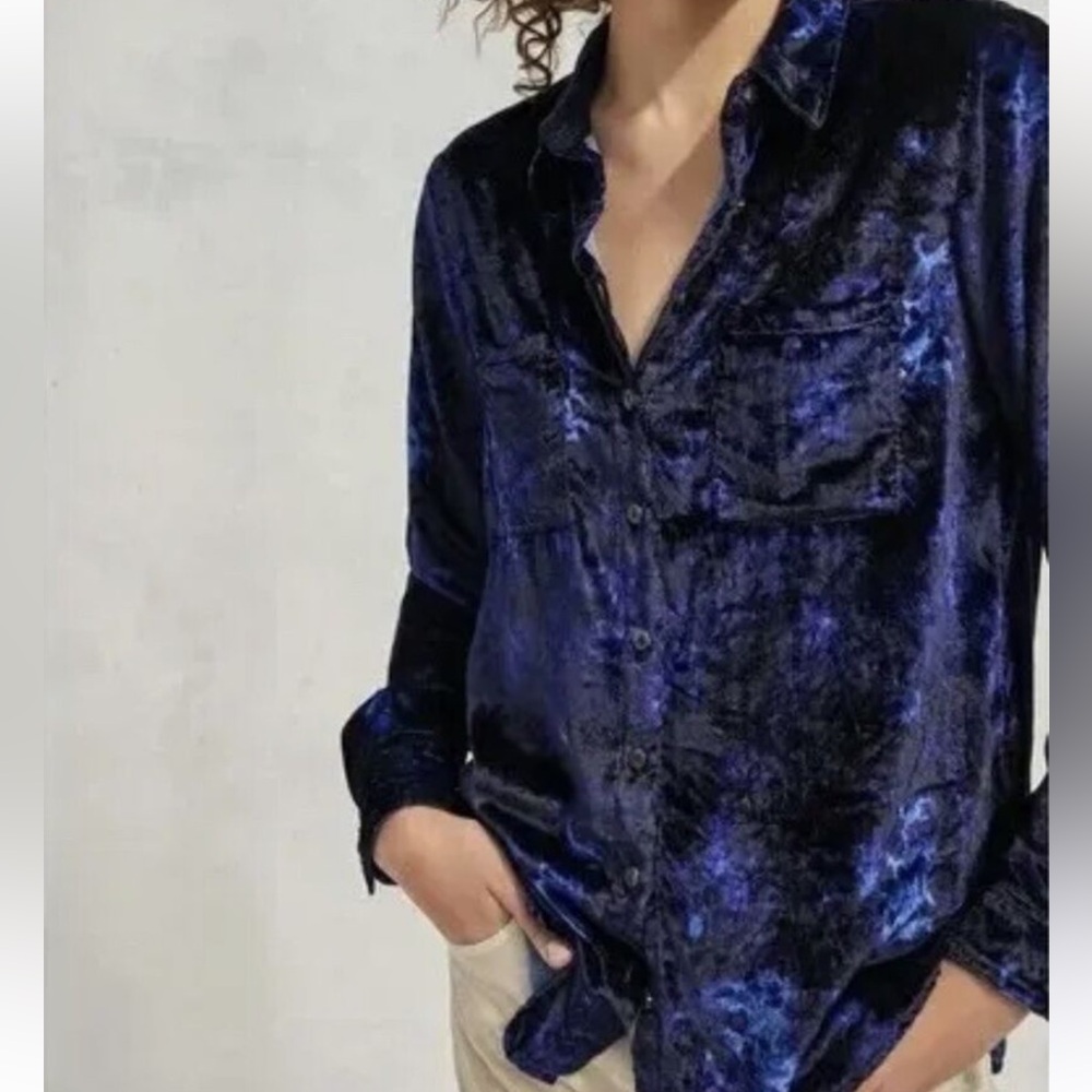 Anthropologie Pilcro Mara
Relaxed Velvet Buttondown Blue Motif